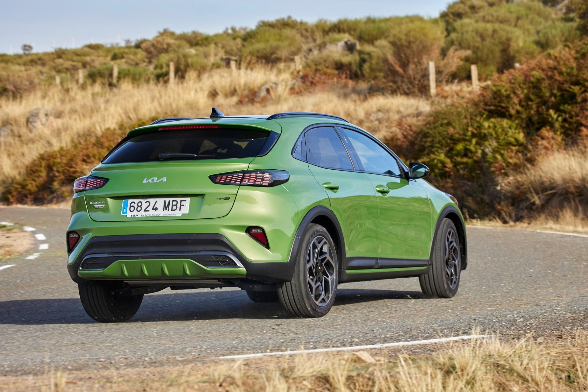 Toma trasera lateral del Kia Xceed Híbrido resaltando su silueta deportiva.