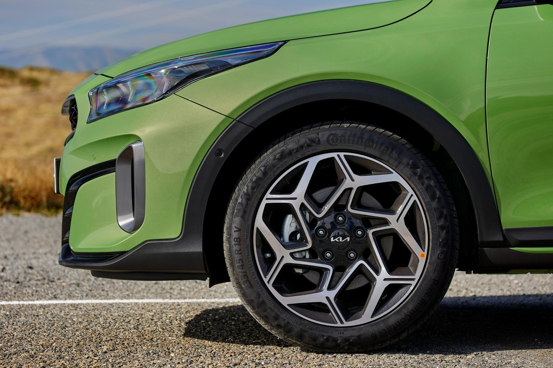 Primer plano de la rueda del Kia Xceed Híbrido, mostrando su diseño de llantas