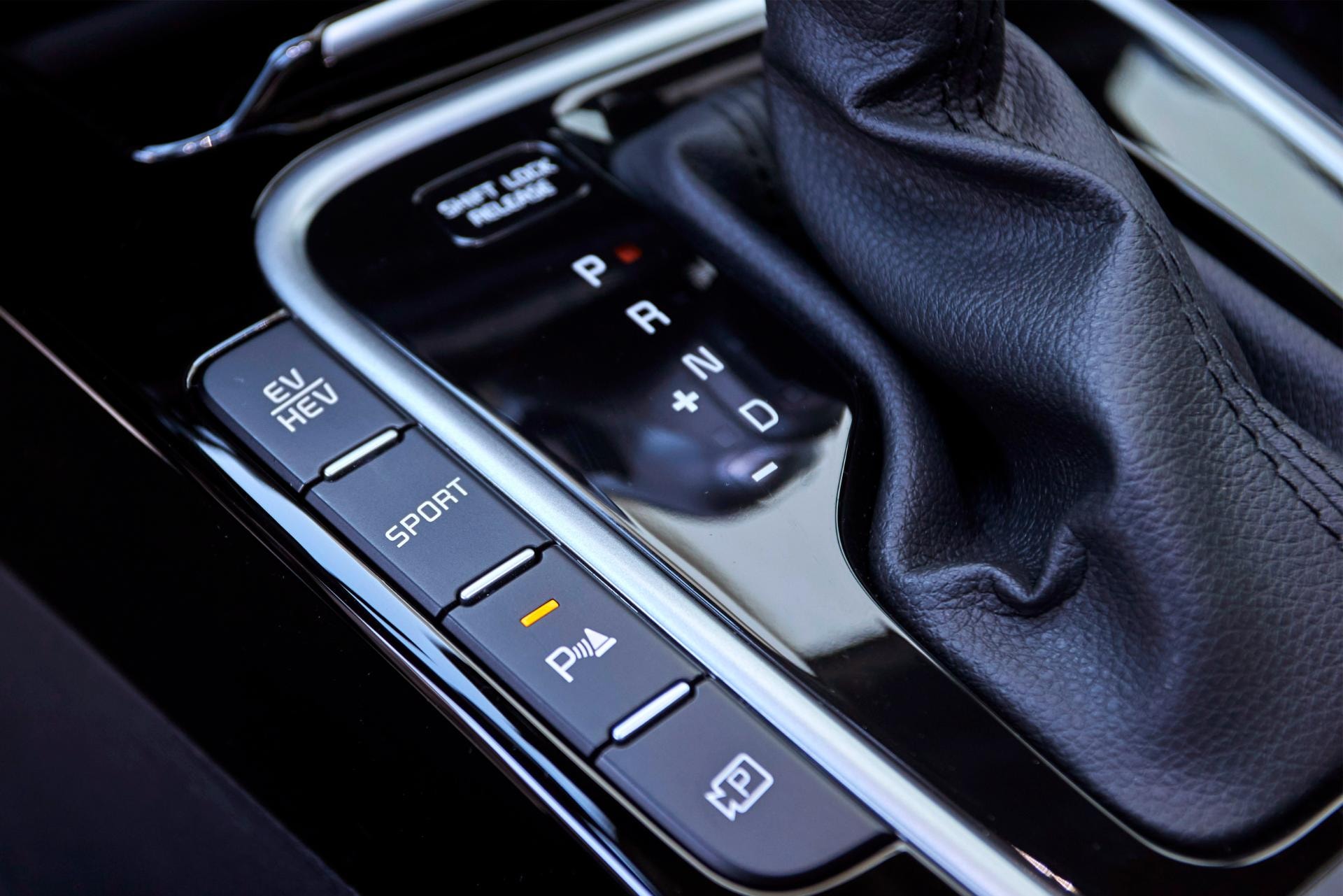 Vista del selector de marchas en el interior del Kia Xceed Híbrido.