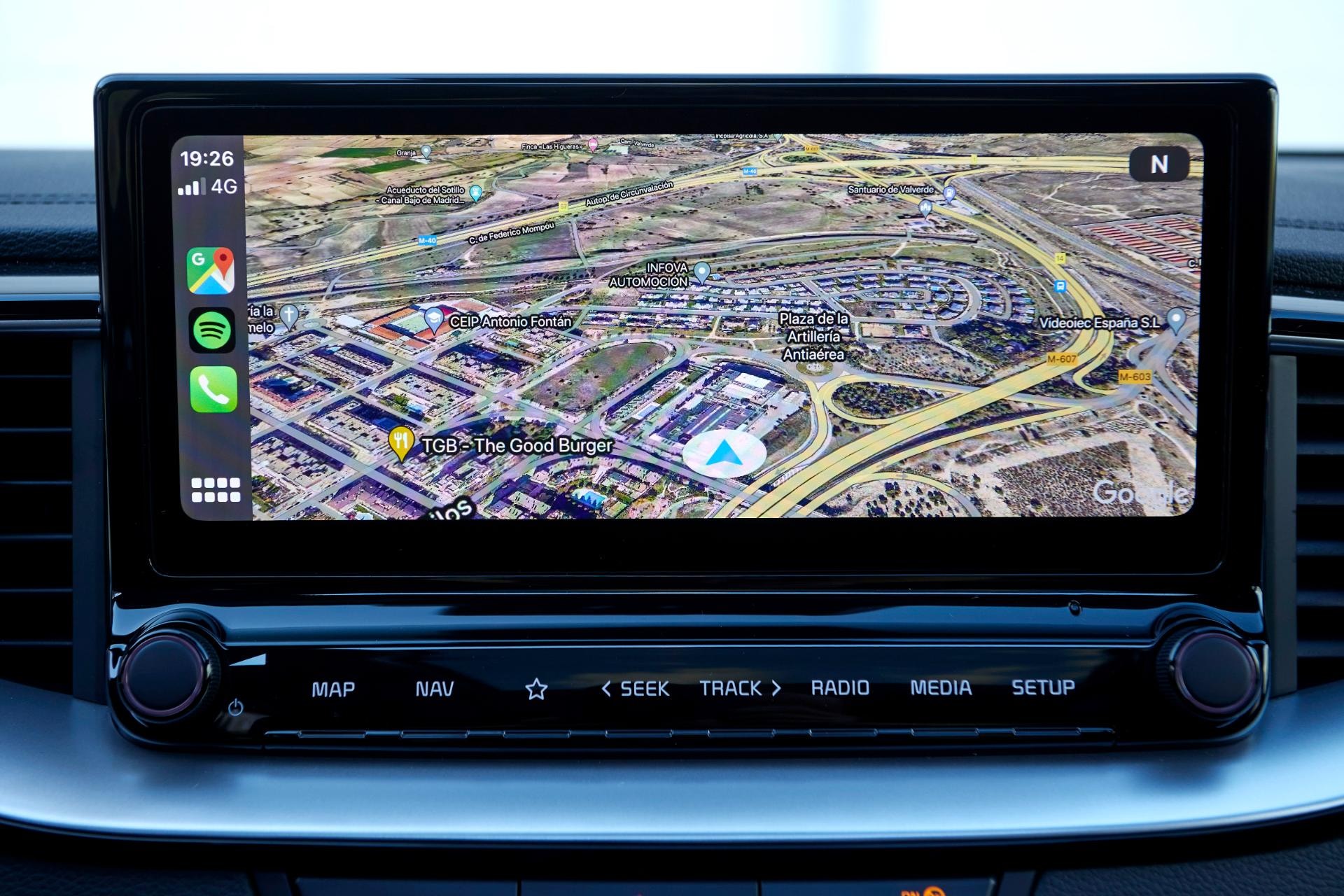 Vista del sistema de infotainment en el Kia Xceed Híbrido, mostrando navegación activa.
