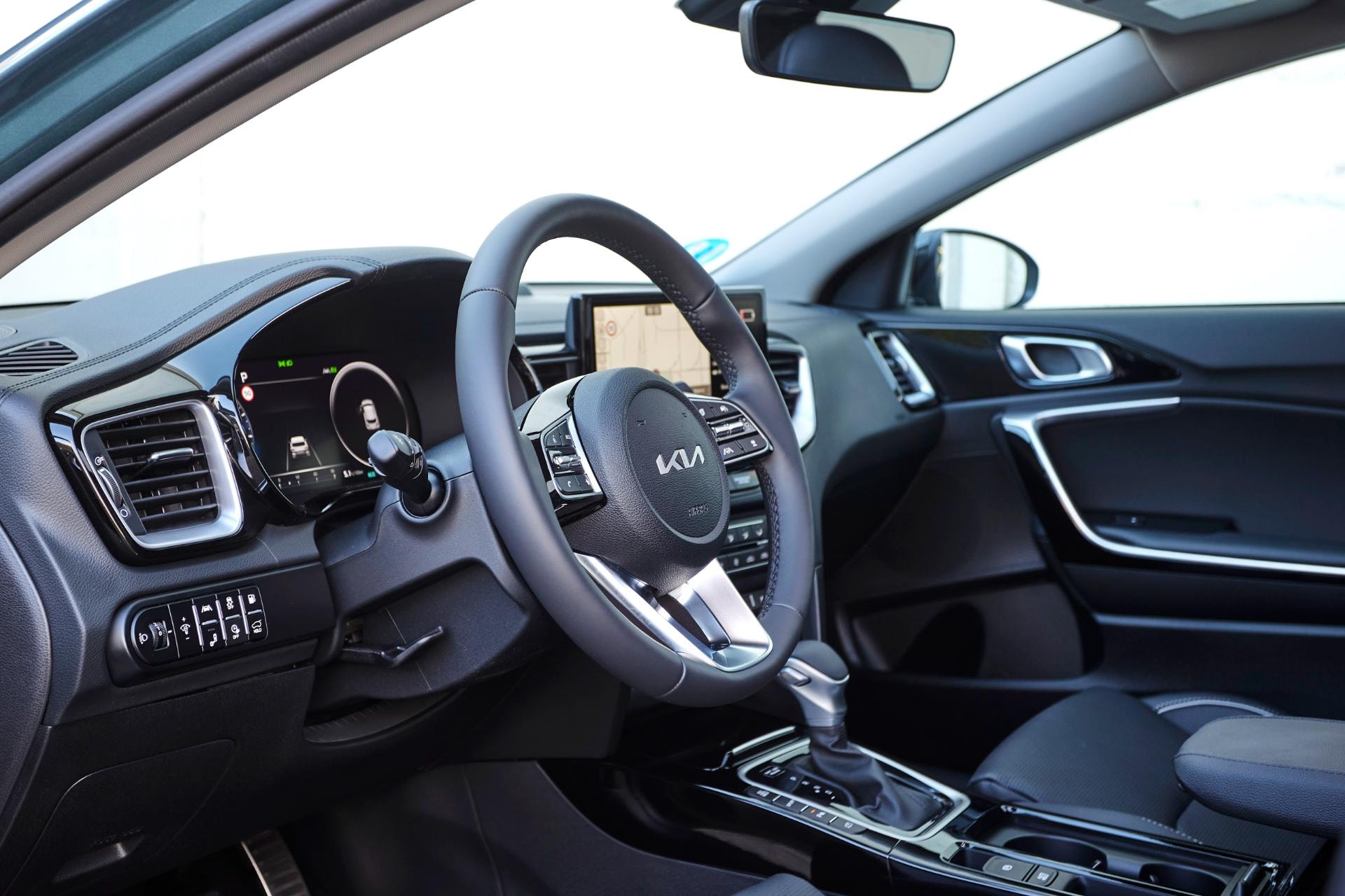 Interior del Kia Xceed Híbrido con enfoque en el volante y el panel de mandos.