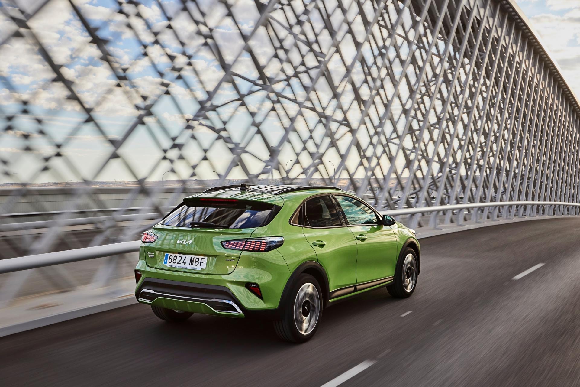 Perspectiva que muestra la trasera y línea lateral del Kia Xceed Híbrido