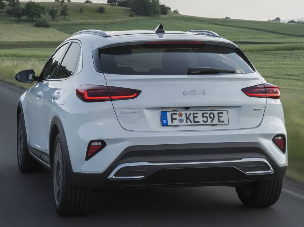 Vista trasera del Kia XCeed Híbrido destacando su diseño y líneas.