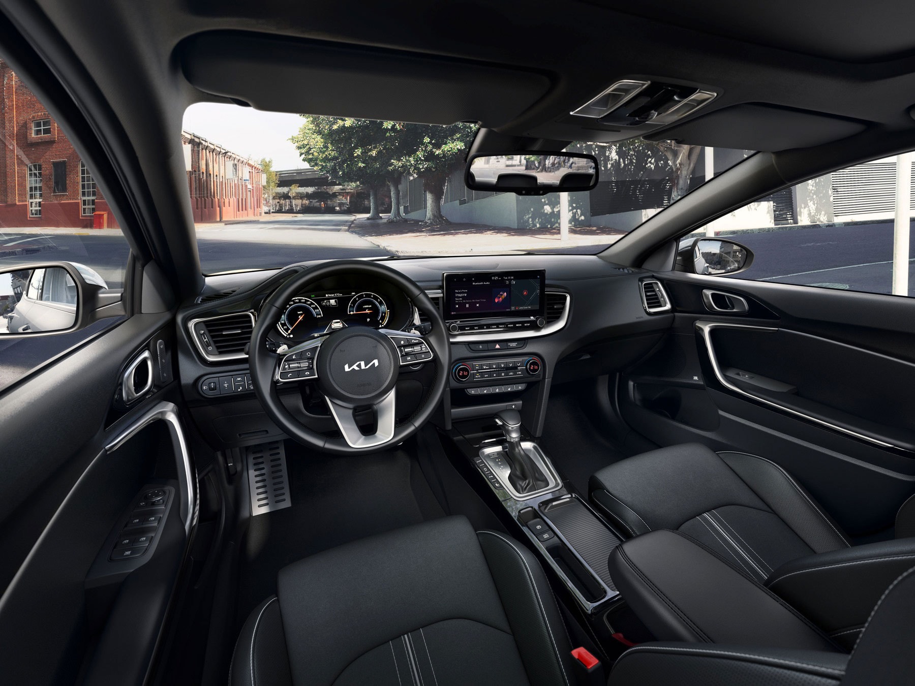 Espaciosa cabina del Kia Xceed con acabados refinados.