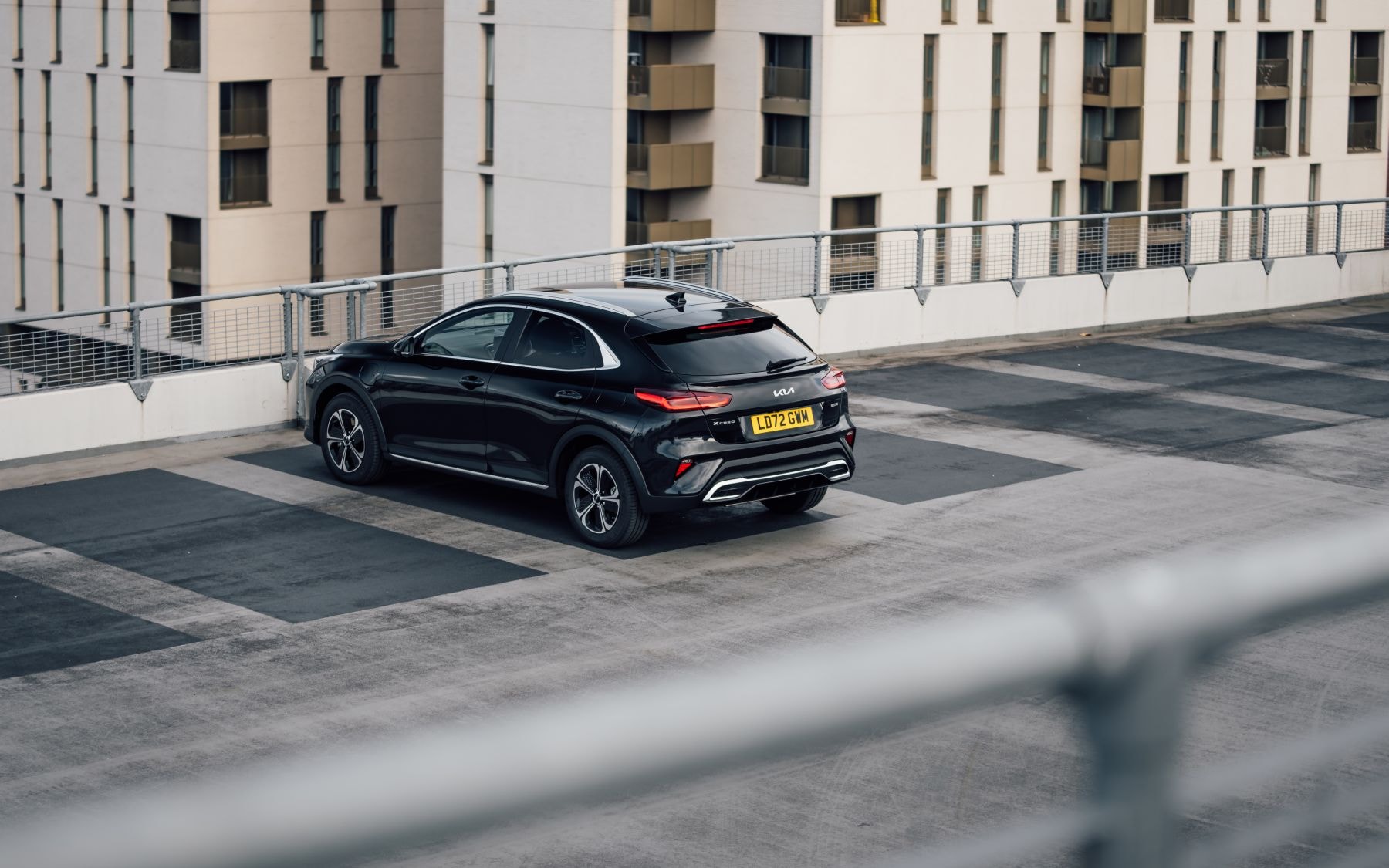 El Kia Xceed se encuentra en una estación de carga, mostrando su versión eléctrica.