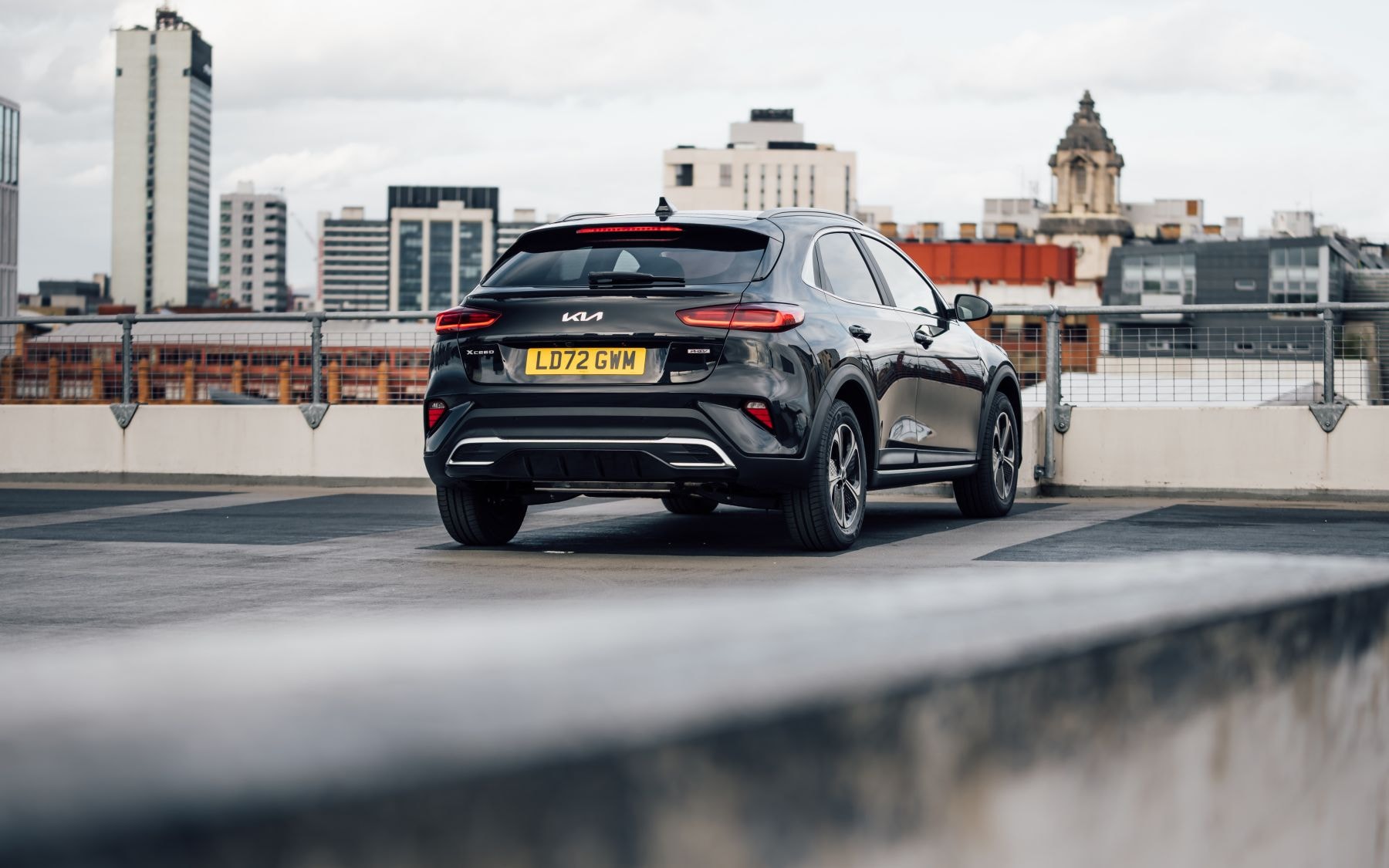 Conexión del cargador al Kia Xceed, destacando su sistema eléctrico práctico.