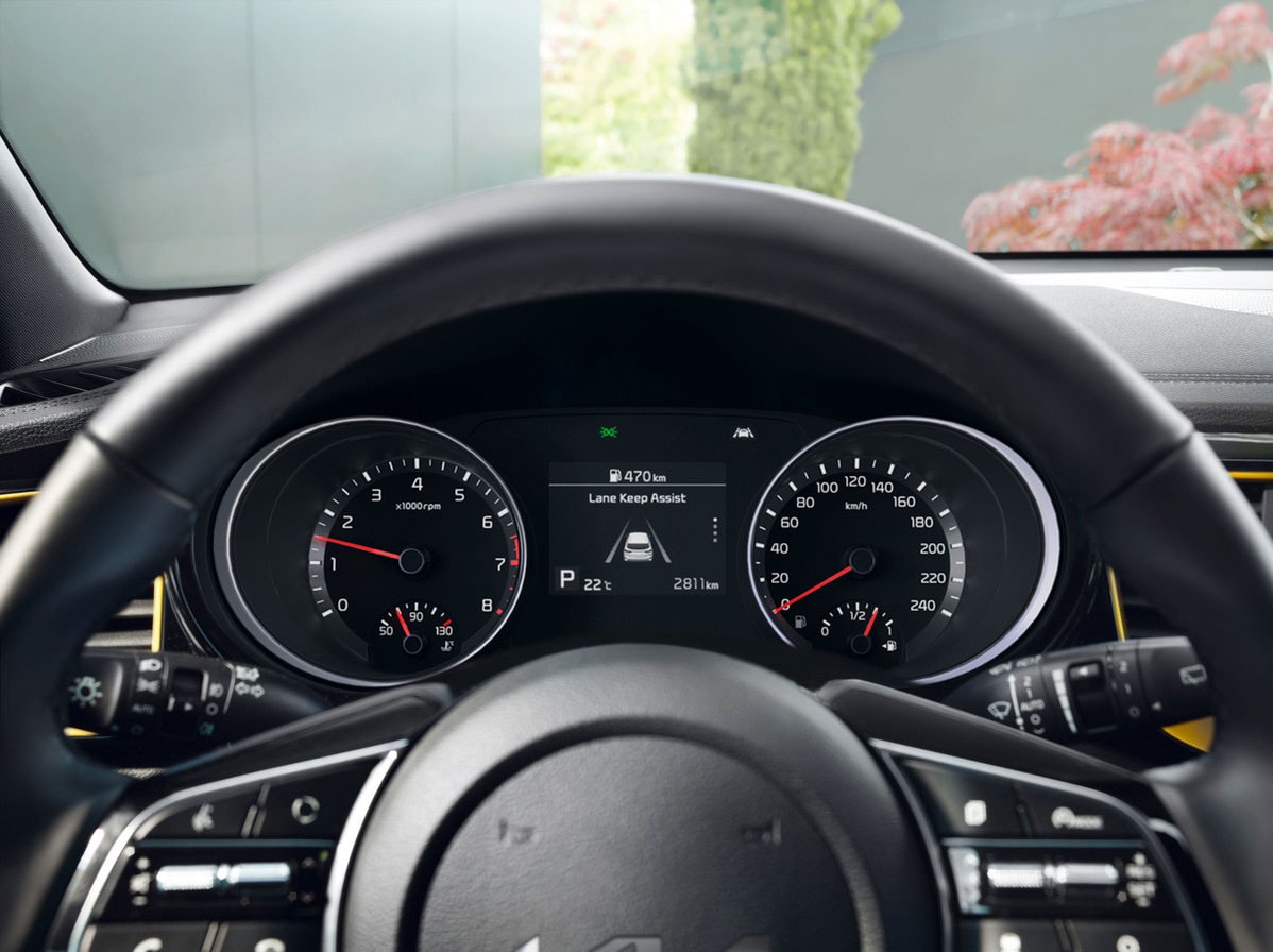 Panel de instrumentos digital con diseño claro y legible.