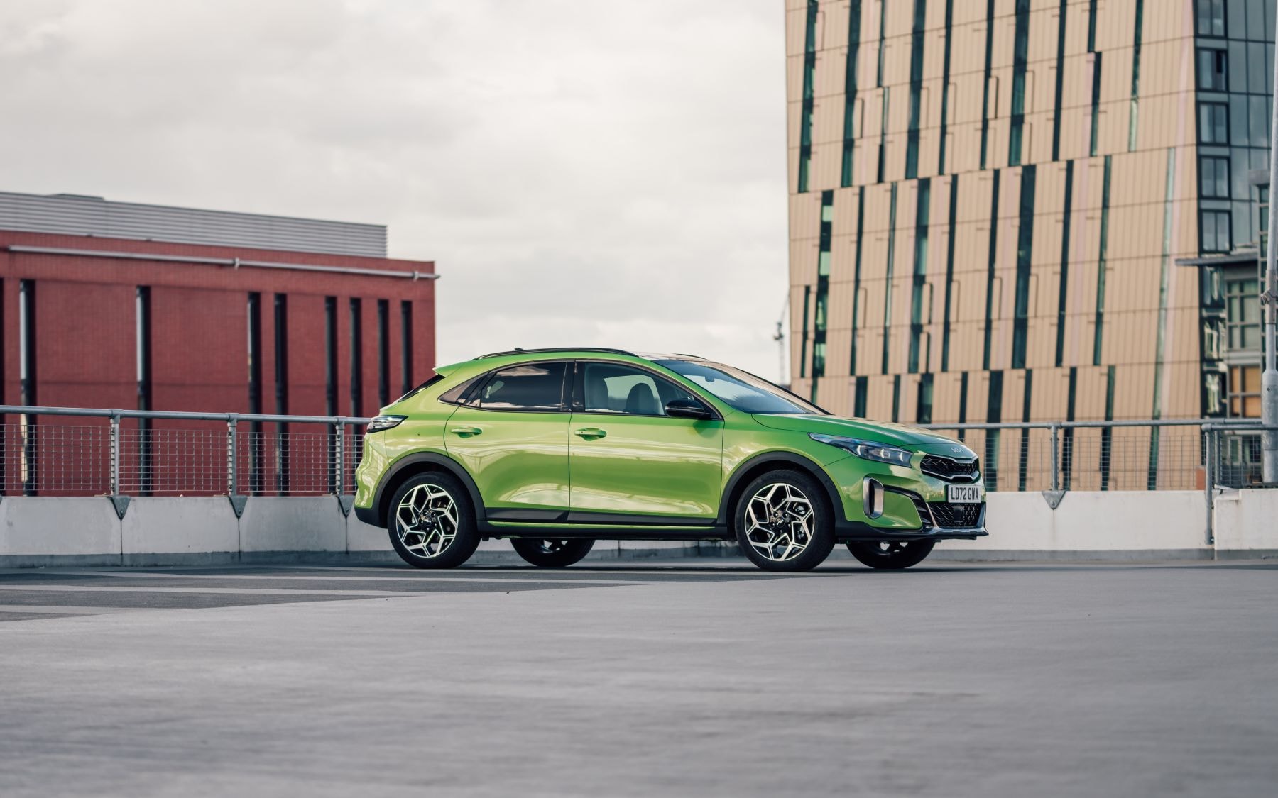 Kia Xceed en movimiento, demostrando su rendimiento y diseño.