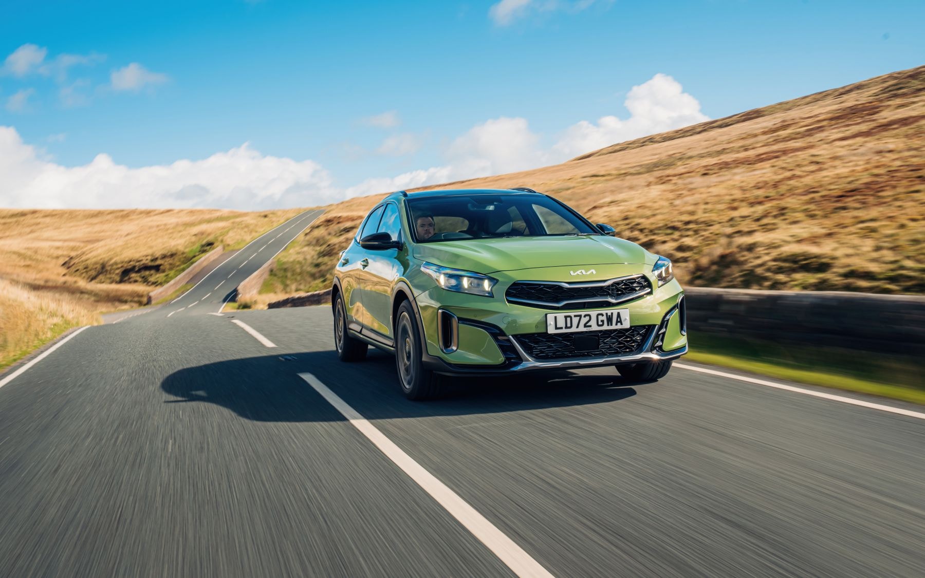 Kia Xceed en ruta, disfrutando de una experiencia de conducción en paisajes abiertos.