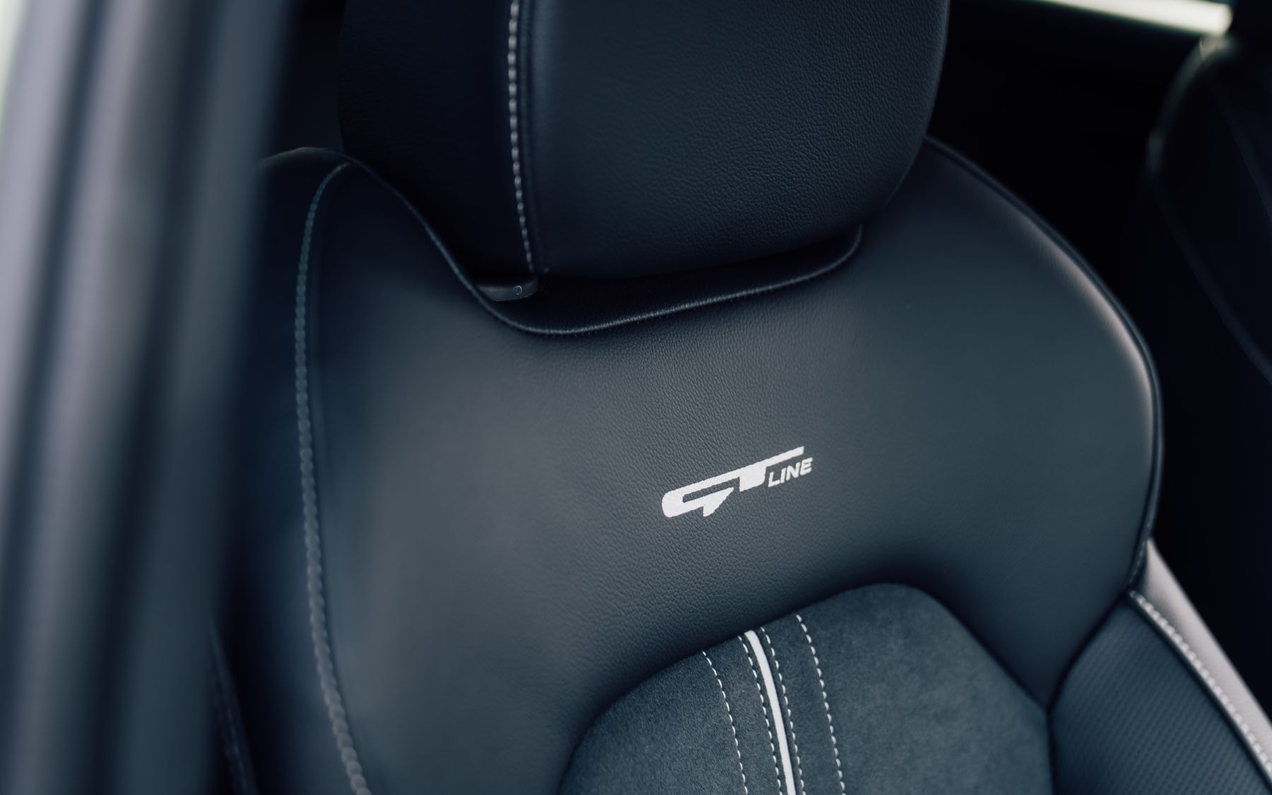 Espacio trasero del Kia Xceed, ideal para viajes en familia.