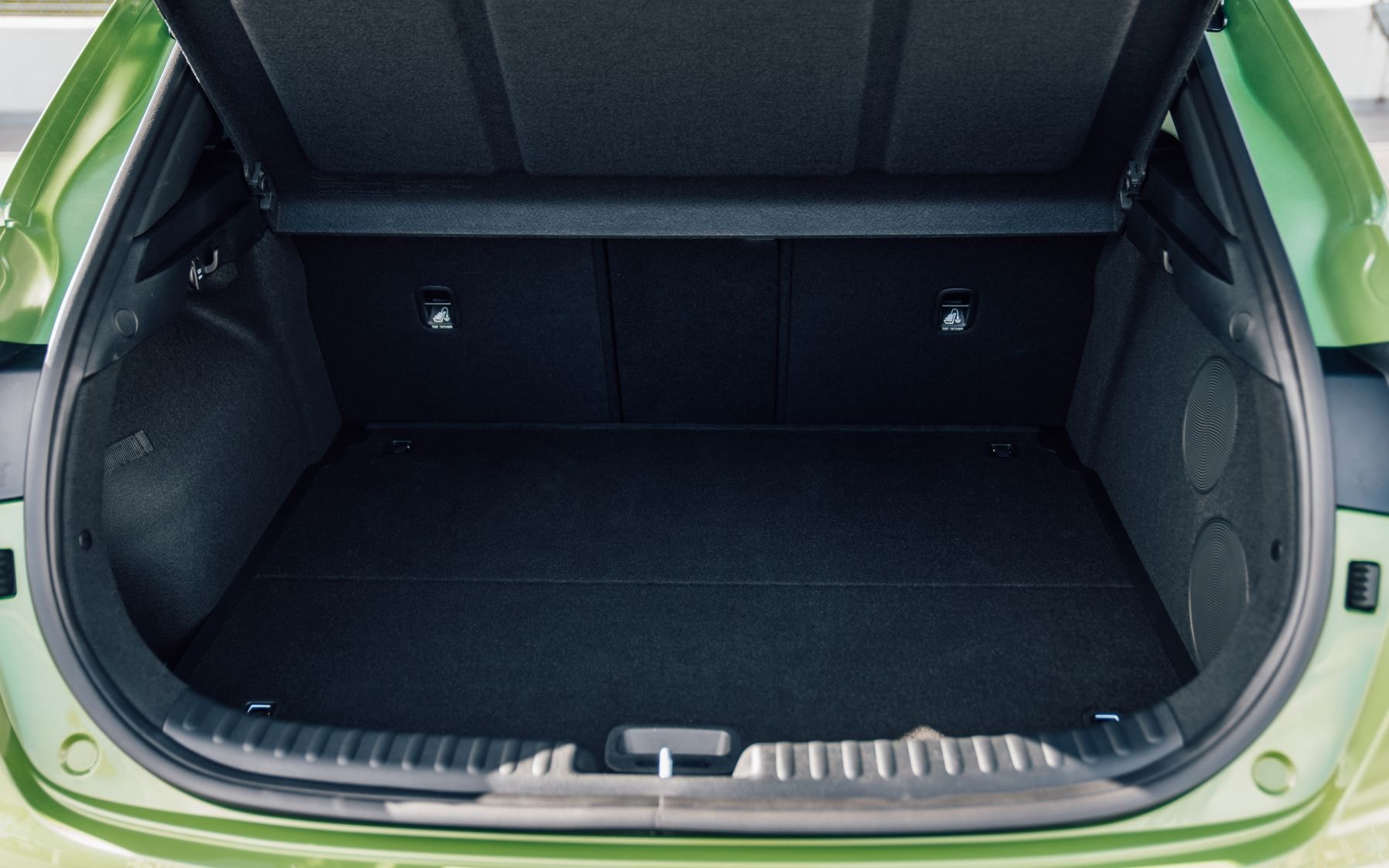 Asientos traseros cómodos con acabados de alta calidad en el Kia Xceed.