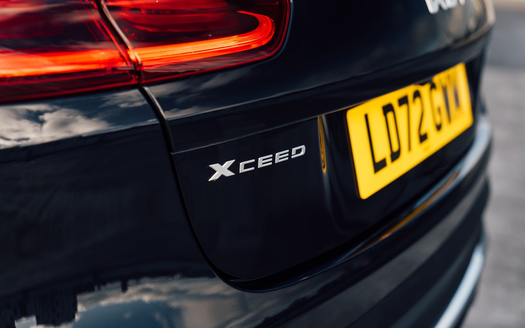 Kia Xceed en movimiento, una representación del espíritu dinámico del modelo.