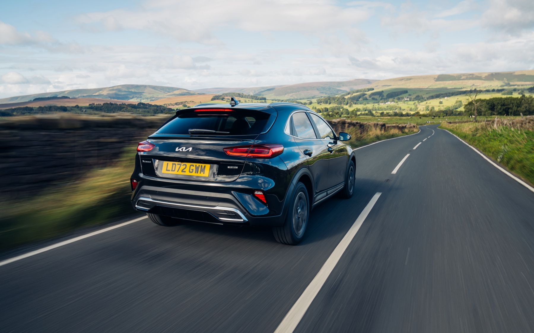 El potente frontal del Kia Xceed destaca en el paisaje.