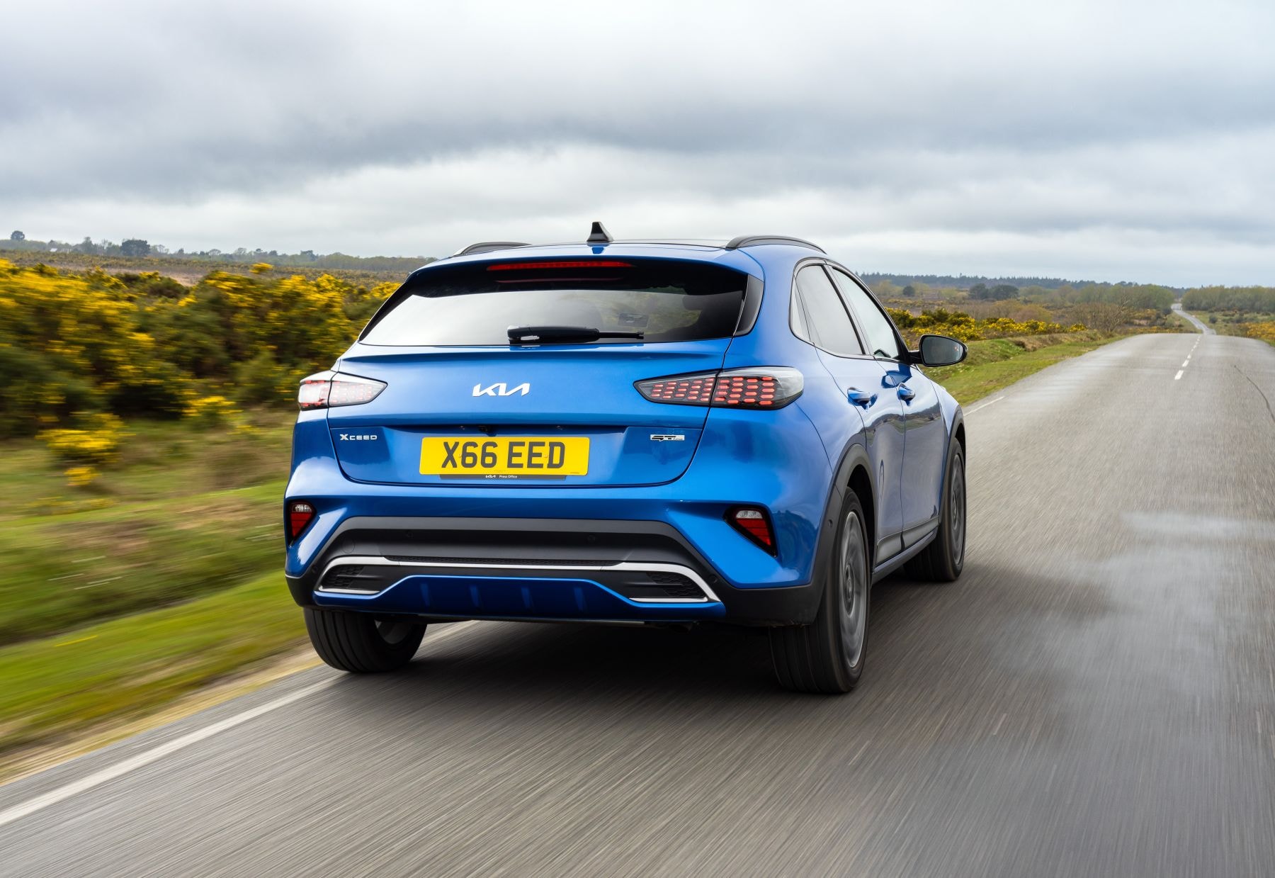 Vista lateral del Kia Xceed, mostrando su diseño dinámico.