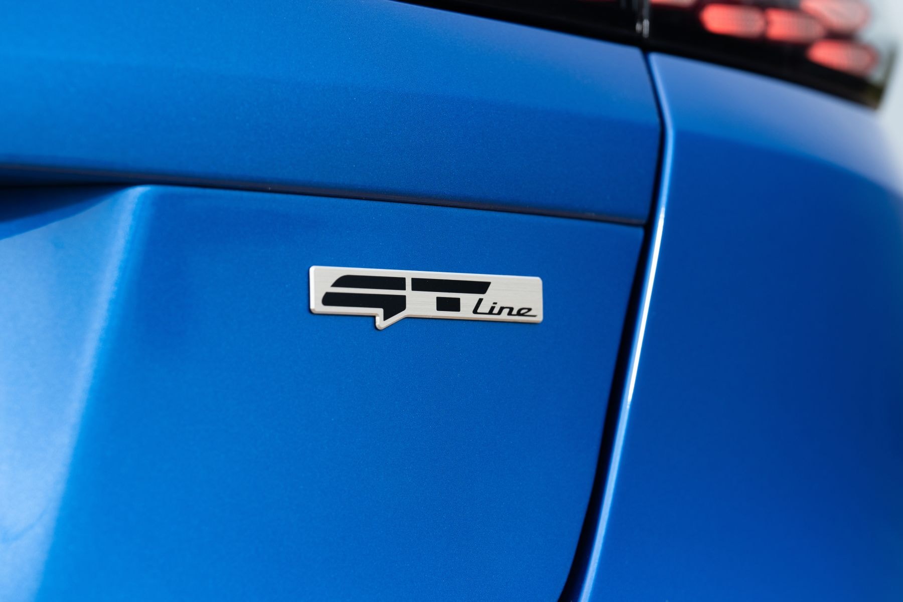 Vista del diseño de las luces traseras del Kia Xceed, resaltando su tecnología.