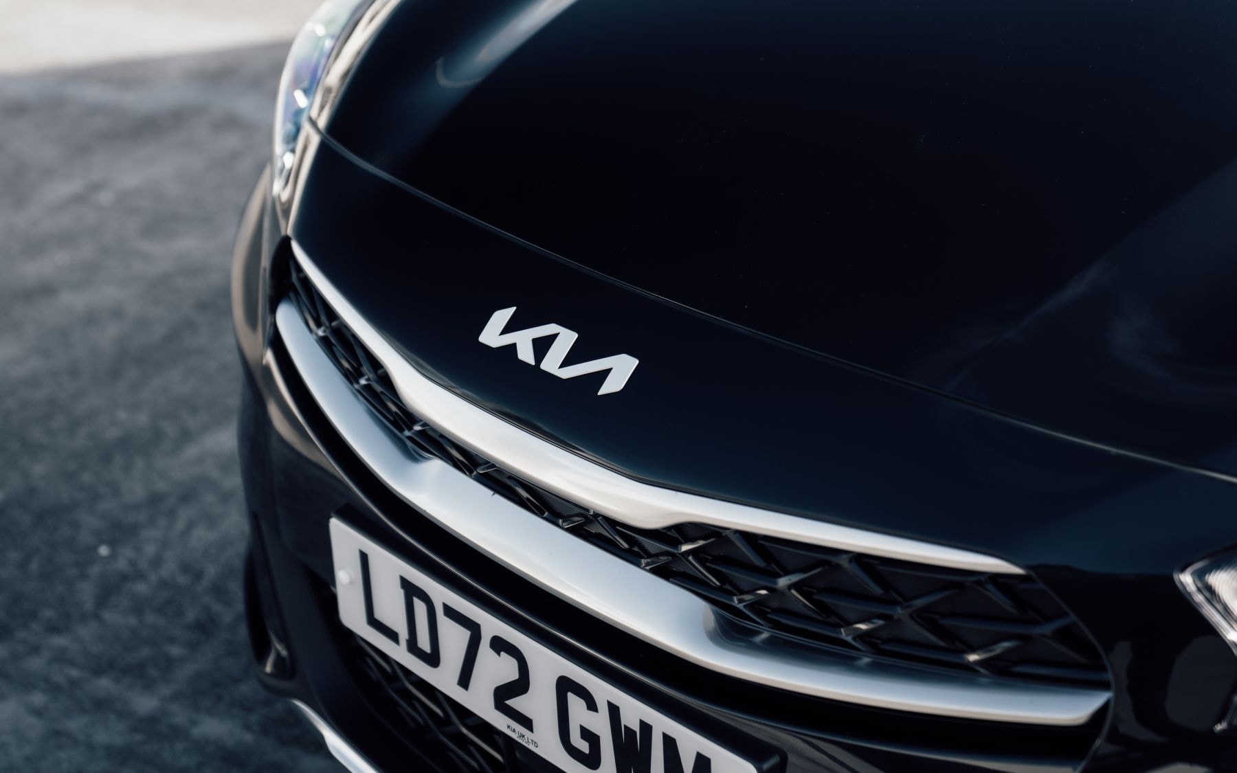 Kia Xceed en movimiento, mostrando su perfil dinámico en carretera.