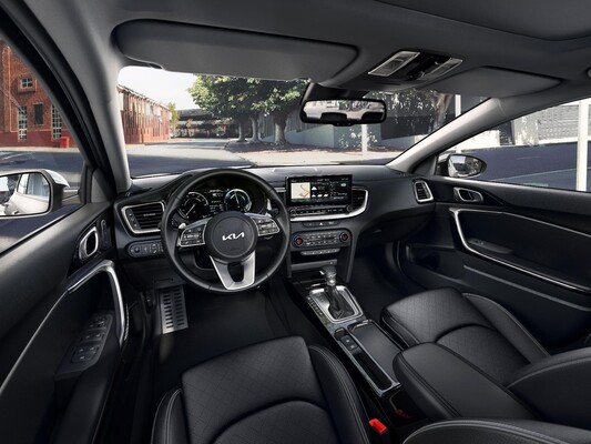 Kia Xceed con un perfil lateral deportivo y elegante. Kia Xceed con un perfil lateral deportivo y elegante.