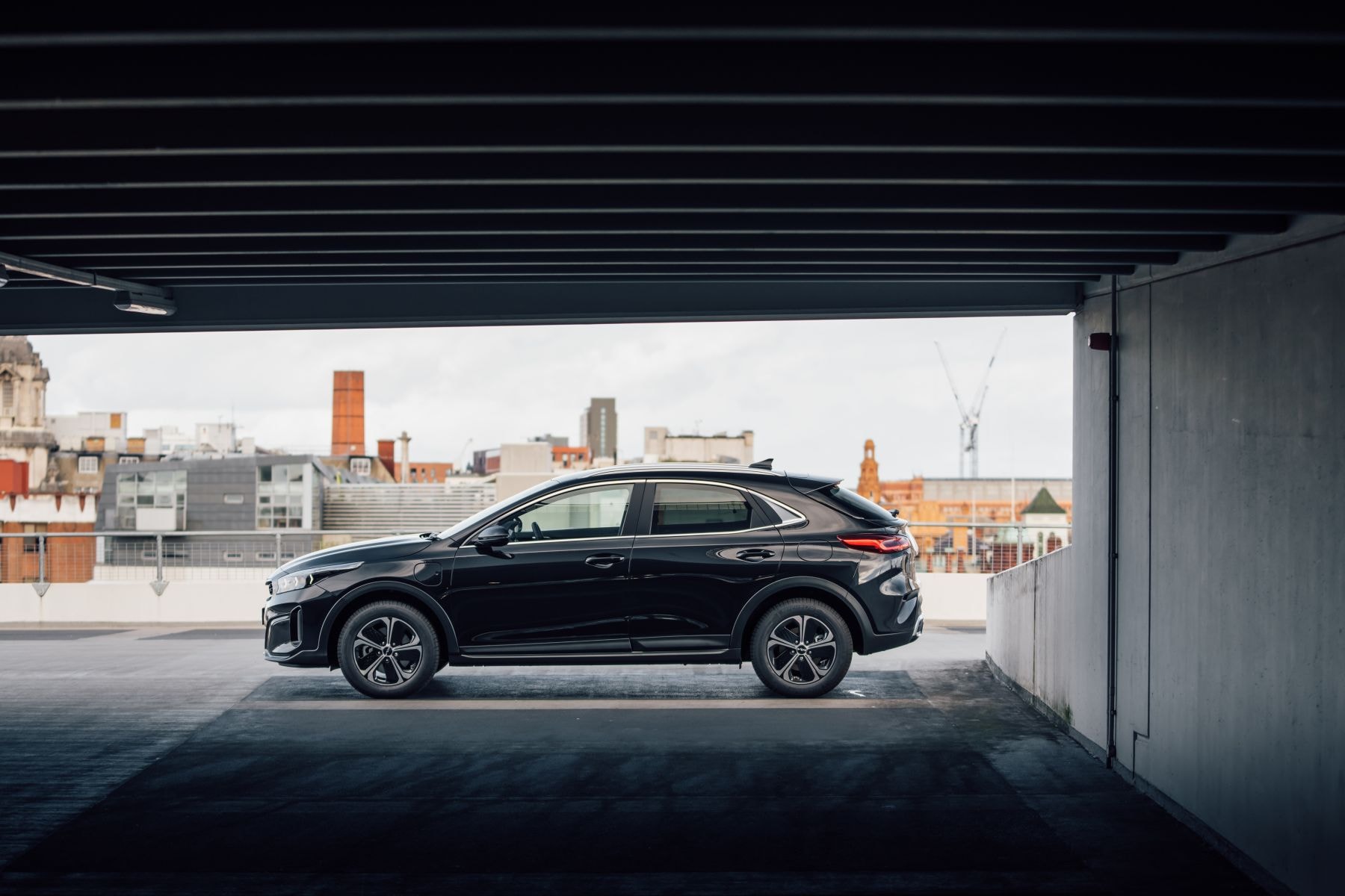 Vista frontal del Kia Xceed, con líneas que destacan su diseño deportivo.