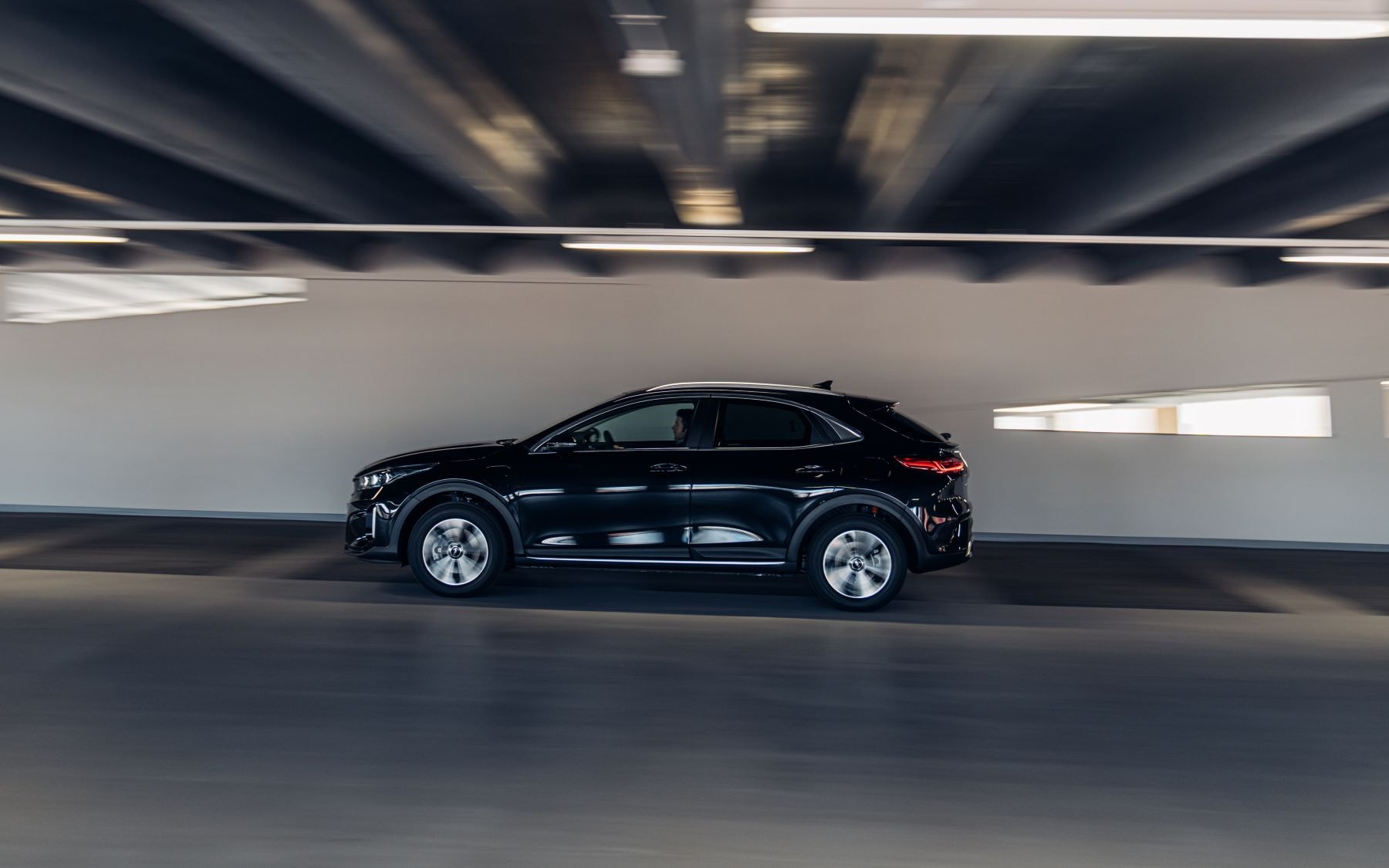 Kia Xceed en un entorno urbano, resaltando su apariencia robusta y dinámica.