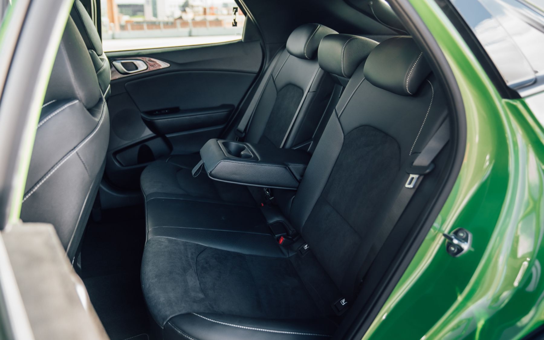 Vista lateral y frontal del Kia Xceed en un entorno natural.