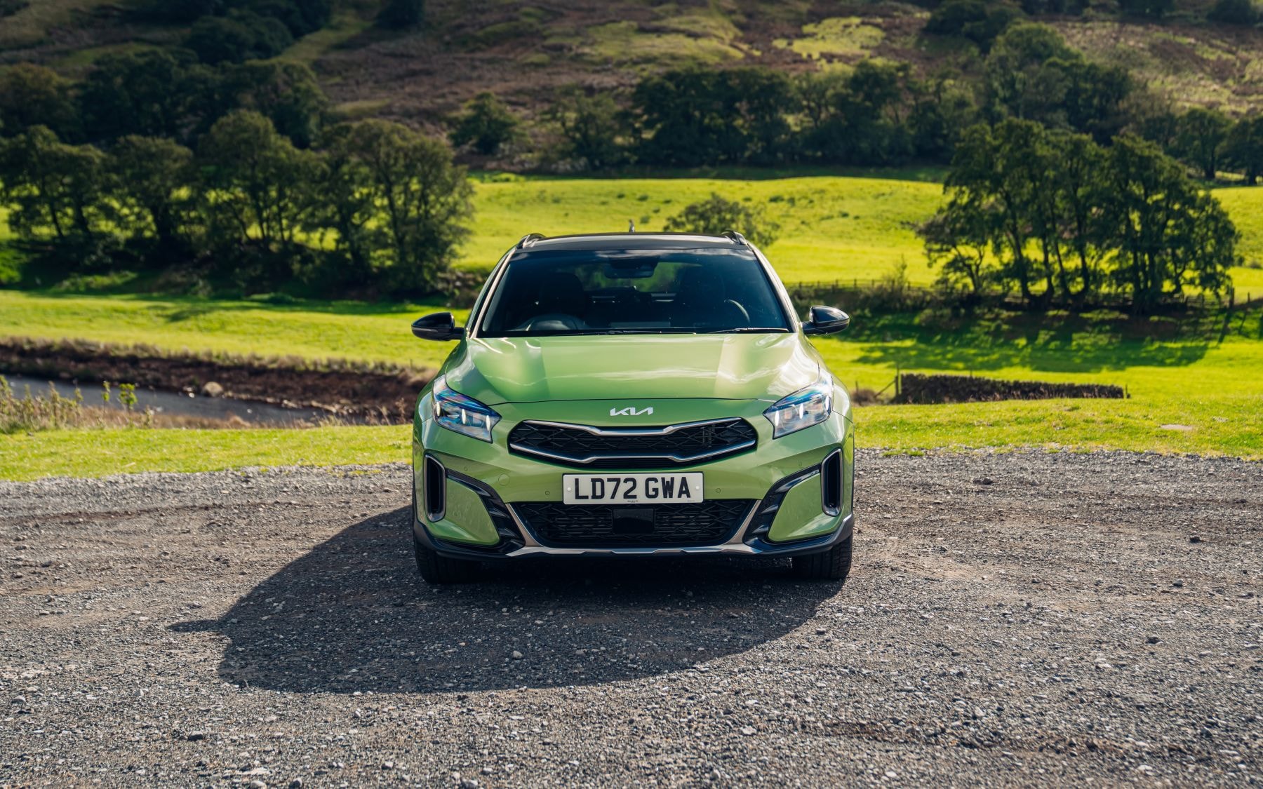 Vista frontal del Kia Xceed, con líneas agresivas y estilo contemporáneo.