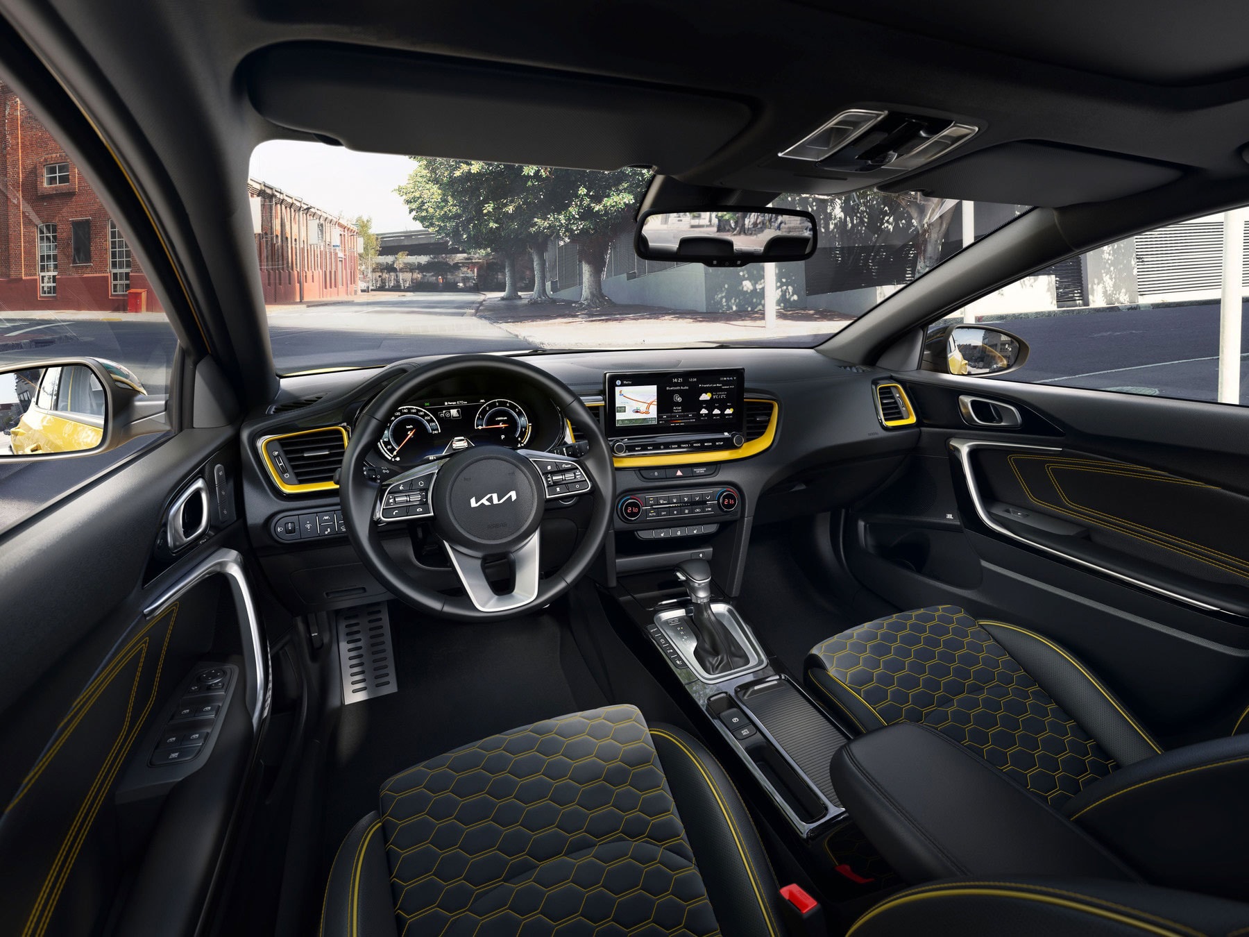 Vista interior del Kia XCeed, resaltando asientos y ergonomía del volante.
