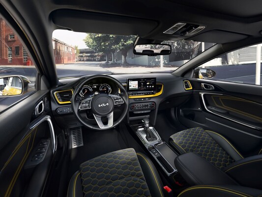 Vista interior del Kia XCeed, resaltando asientos y ergonomía del volante. Vista interior del Kia XCeed, resaltando asientos y ergonomía del volante.