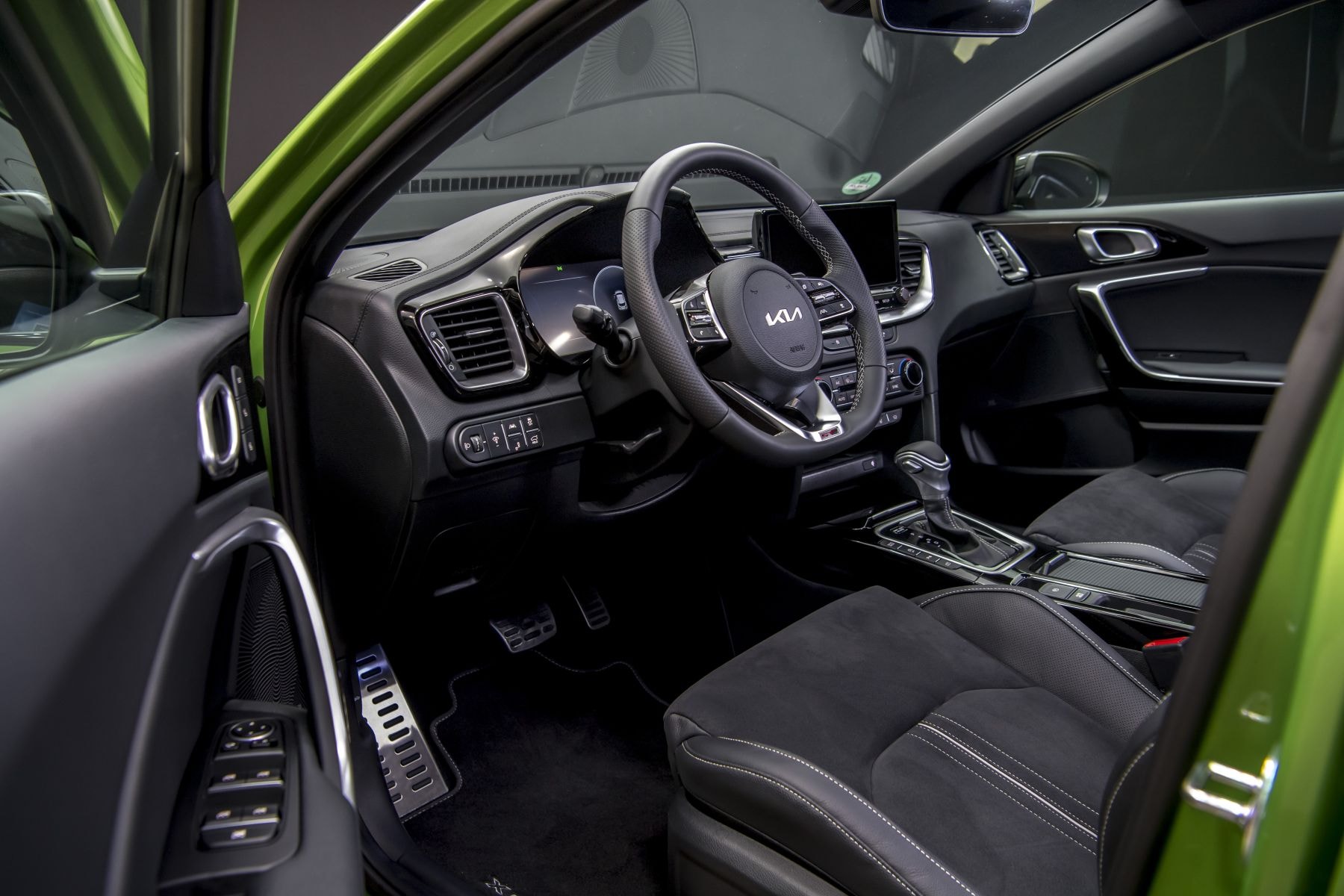 Vista del interior trasero del Kia Xceed, mostrando sus cómodos asientos.