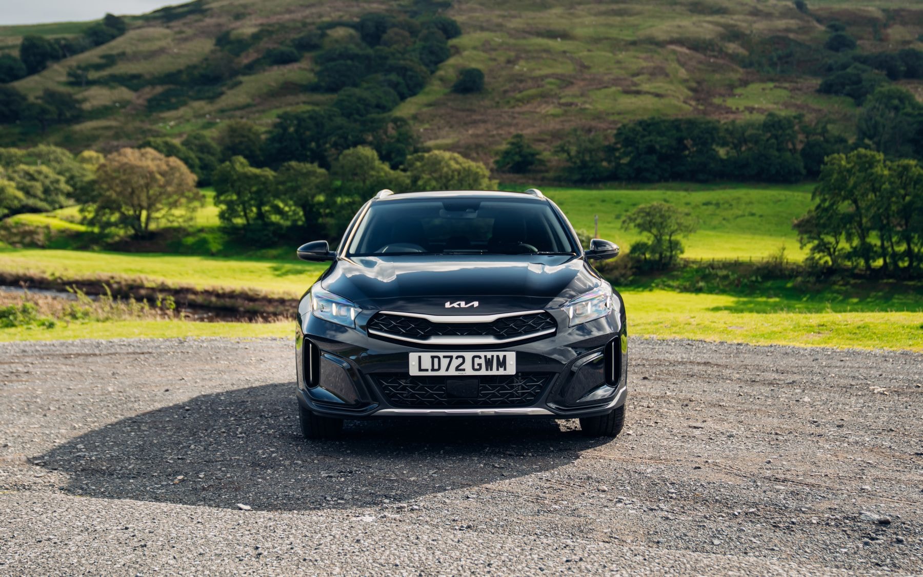 Kia Xceed en un entorno pintoresco, resaltando su diseño contemporáneo.