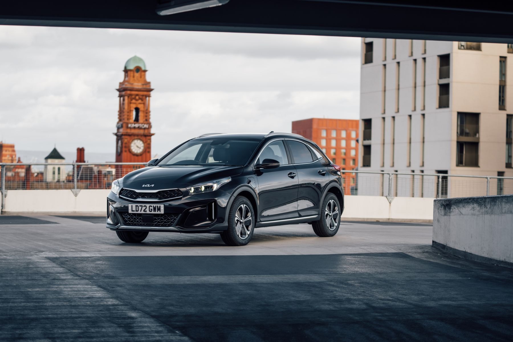 Perfil lateral del Kia Xceed, evidenciando su elegante silueta.