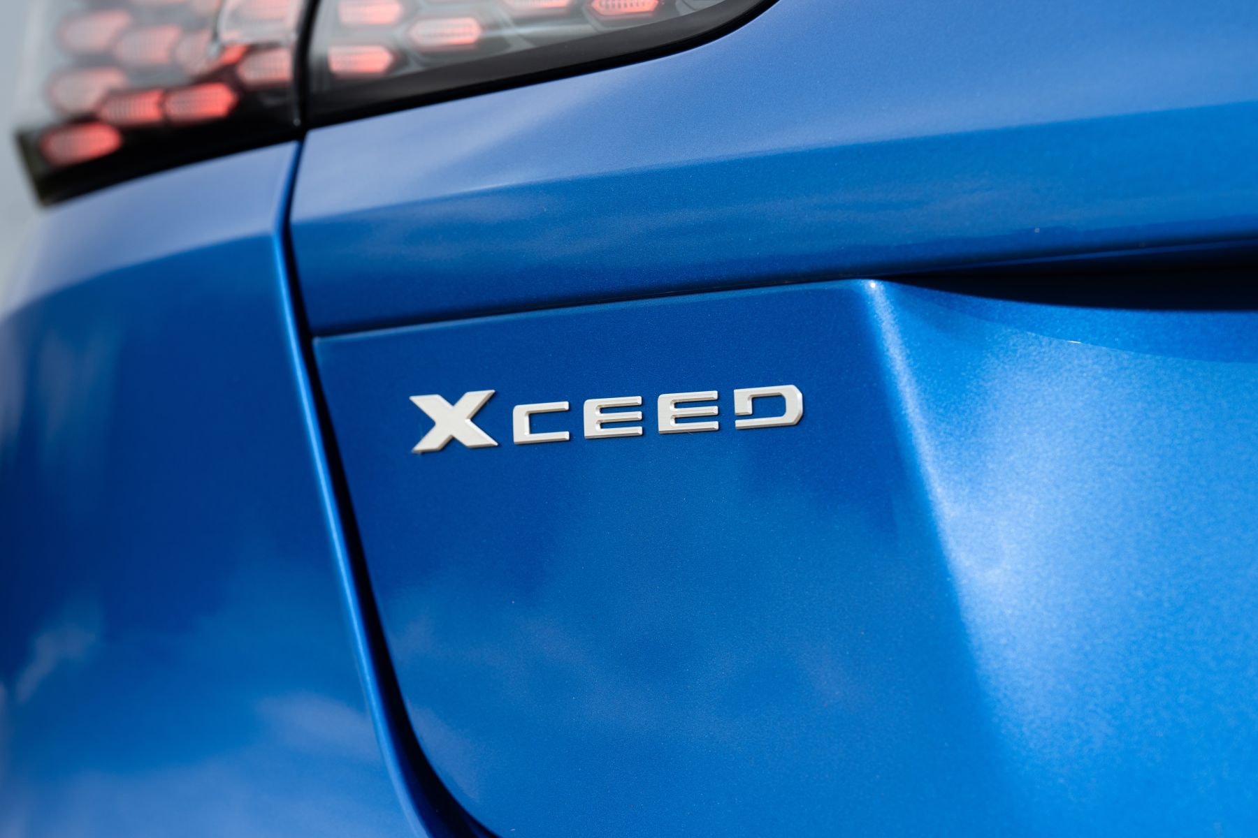 Detalle del emblema ST Line, que indica la versión deportiva del modelo.