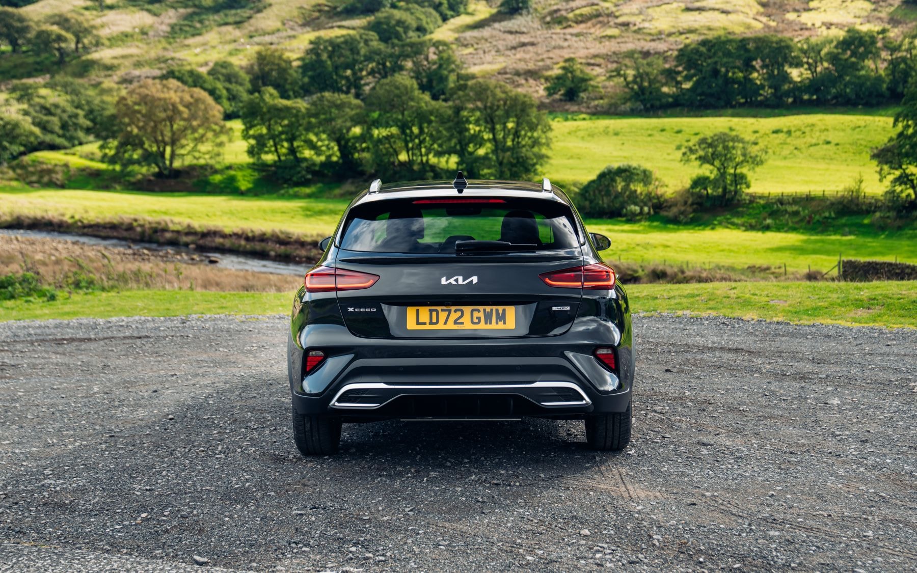 Vista trasera del Kia Xceed, en un entorno urbano, con detalles distintivos.