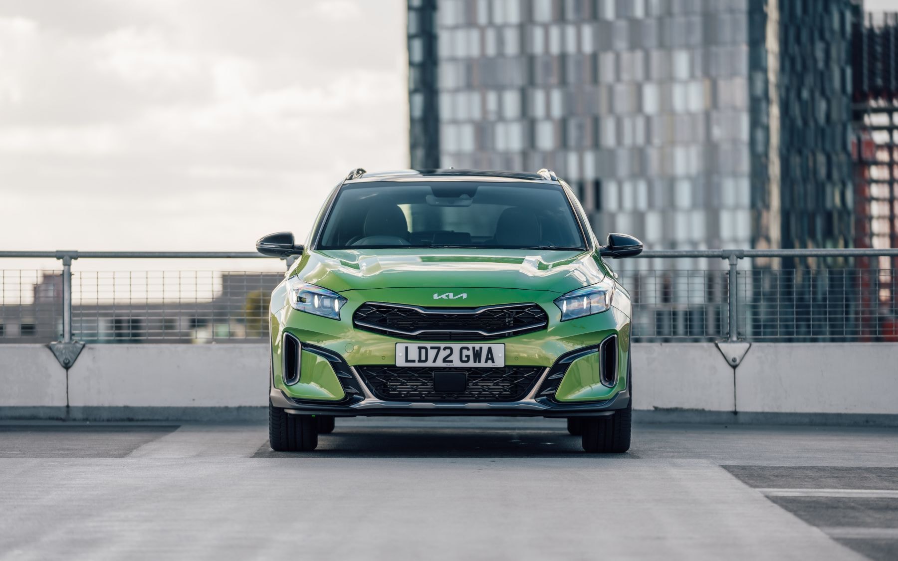 Diseño trasero del Kia Xceed en un entorno natural, resaltando su estética.