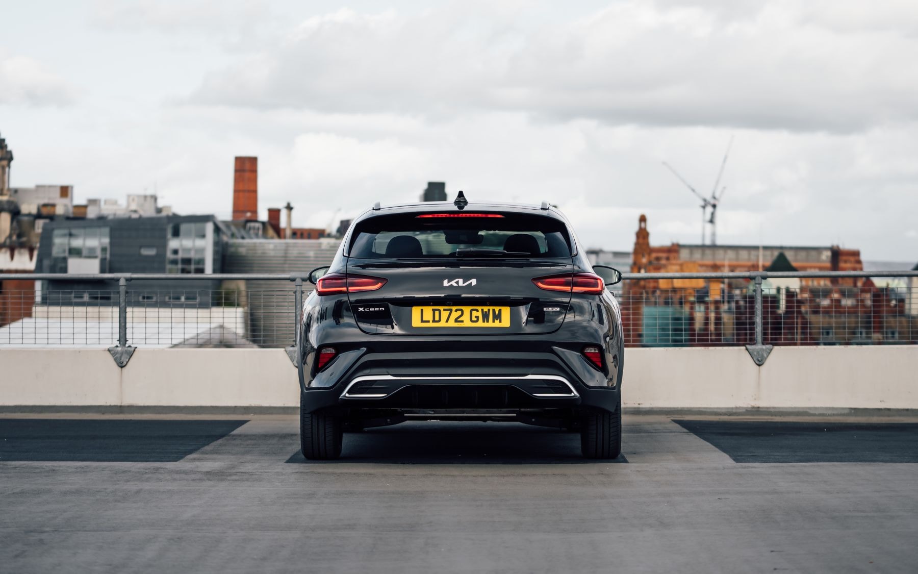 Vista trasera del Kia Xceed, mostrando su moderno acabado y estilo.