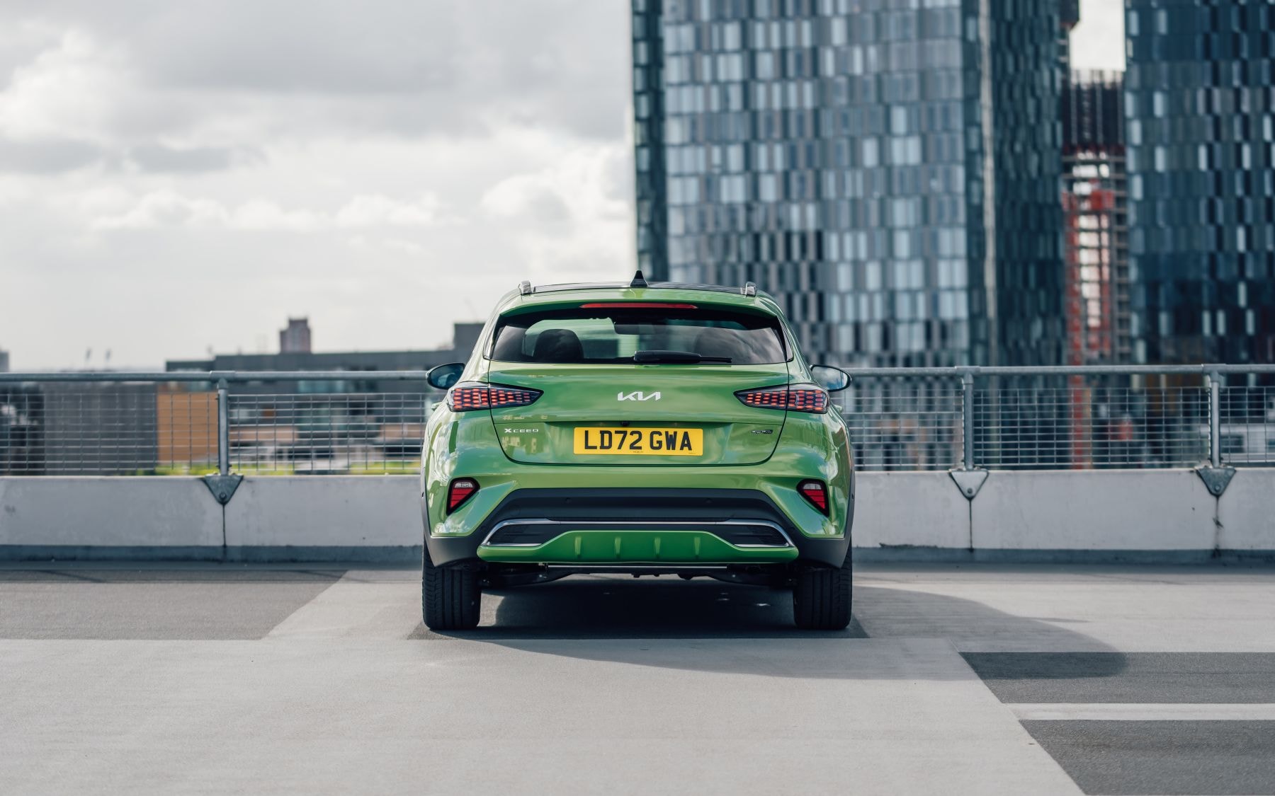 El Kia Xceed destaca por su llamativo color verde y diseño robusto.