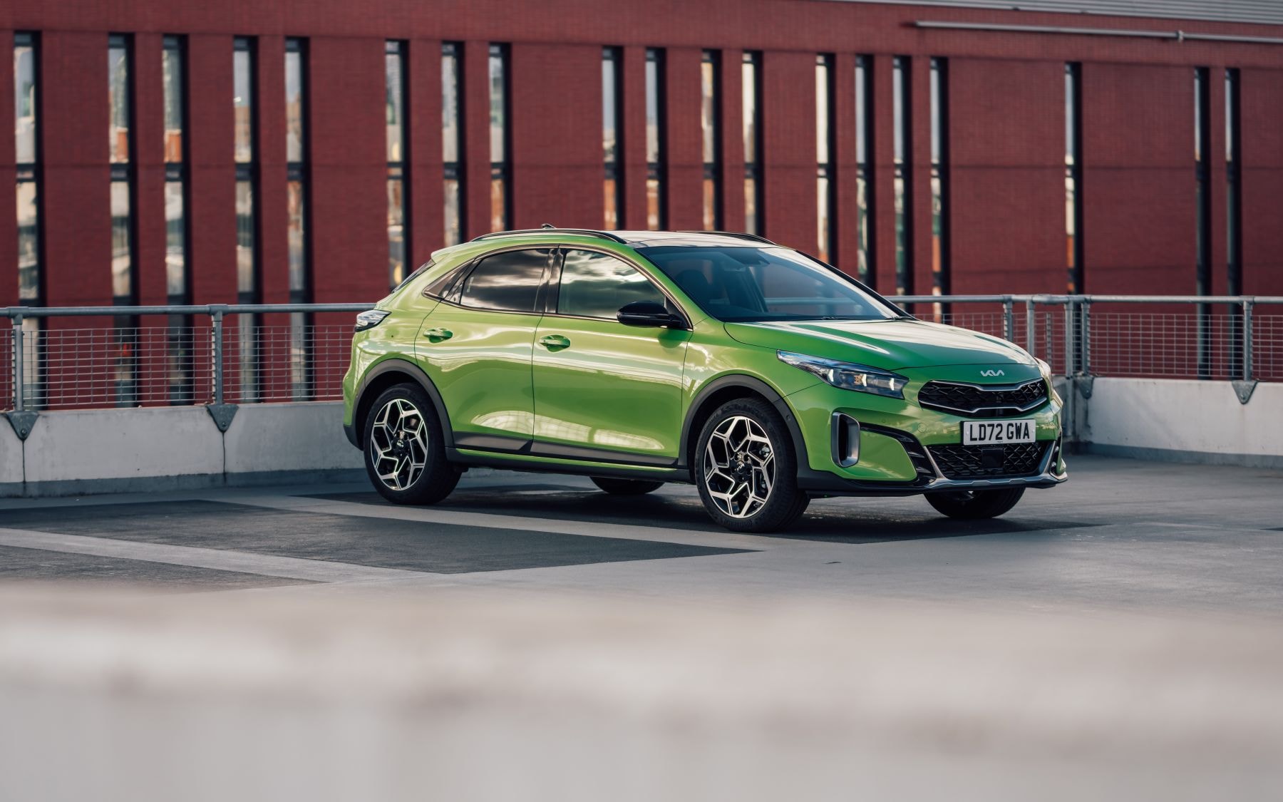 Vista trasera del Kia Xceed, mostrando su diseño moderno y dinámico.