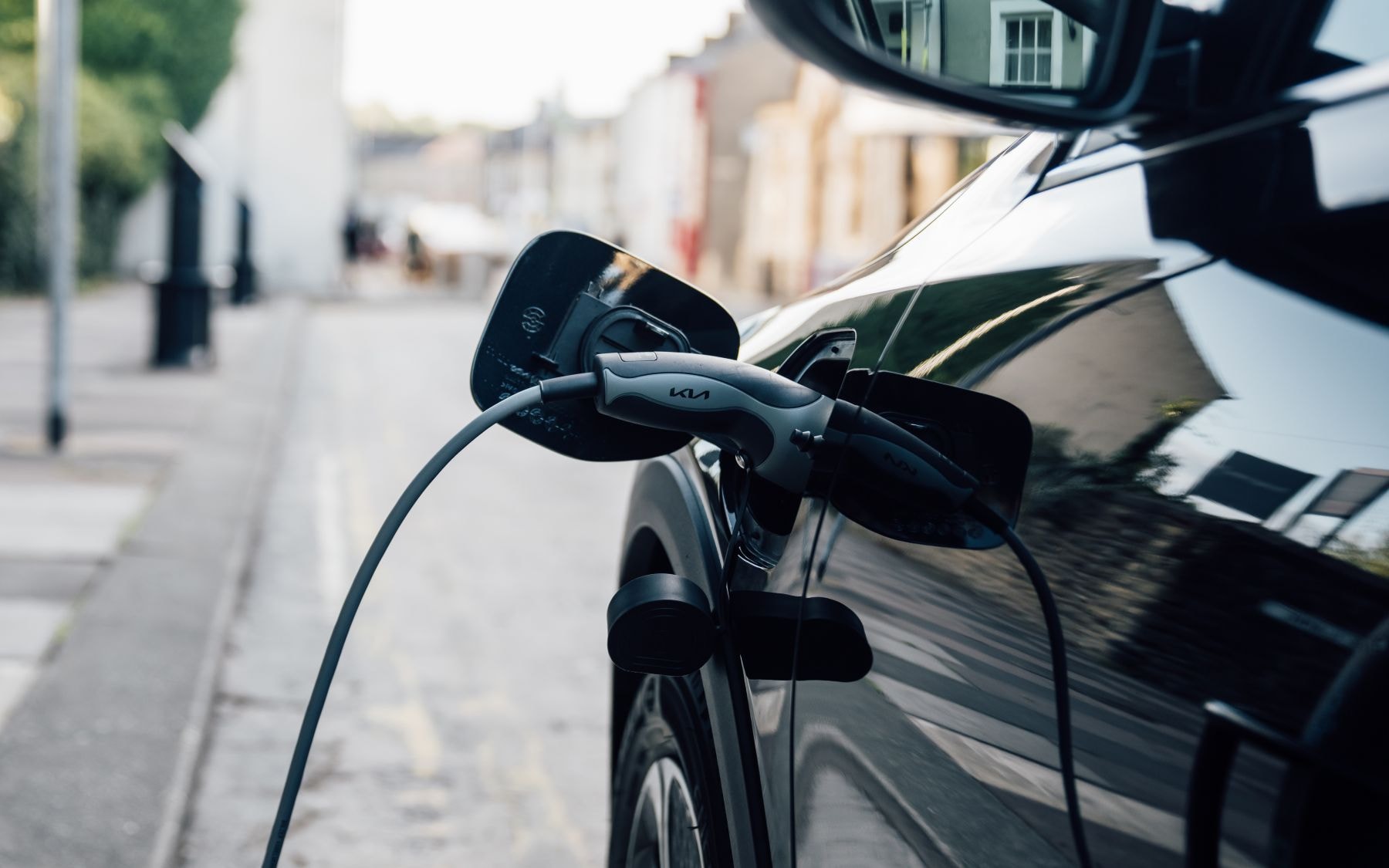 Kia Xceed en movimiento, resaltando su dinamismo y diseño deportivo.