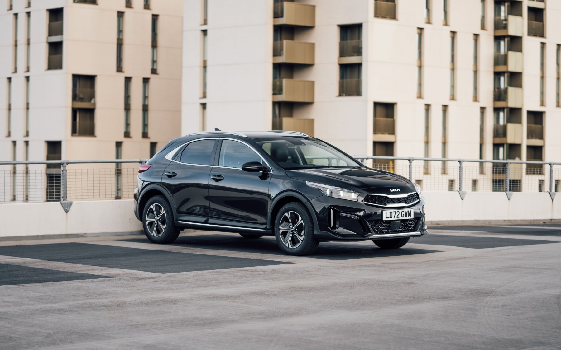 Otra perspectiva de la parte trasera del Kia Xceed, destacando su elegancia.