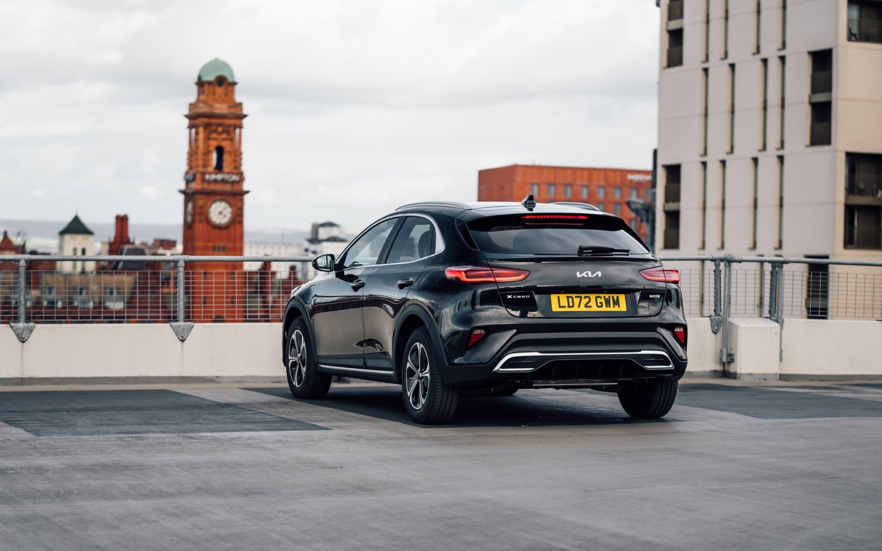 Vista trasera del Kia Xceed en un aparcamiento, mostrando su diseño moderno.