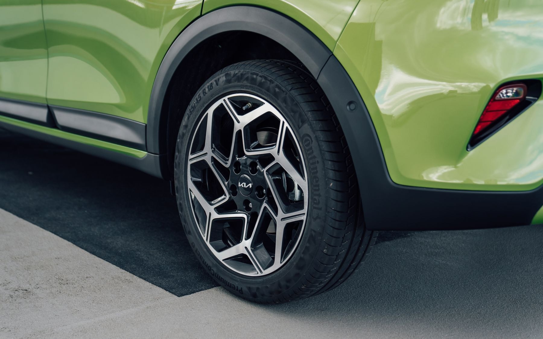 Vista trasera del Kia Xceed, exhibiendo sus líneas modernas.