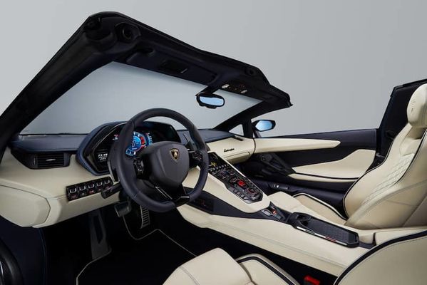 Vista del interior del Aventador S Roadster destacando su diseño y calidad