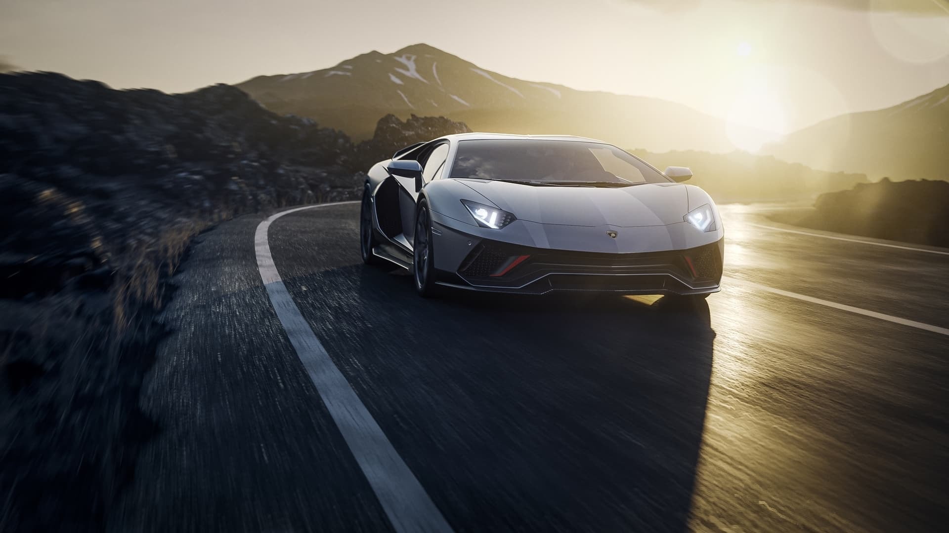 Perfil del Lamborghini Aventador S a contraluz durante el atardecer.