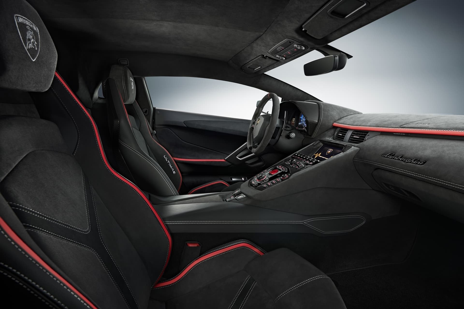 Interior del Aventador S con asientos deportivos y acabados precisos.