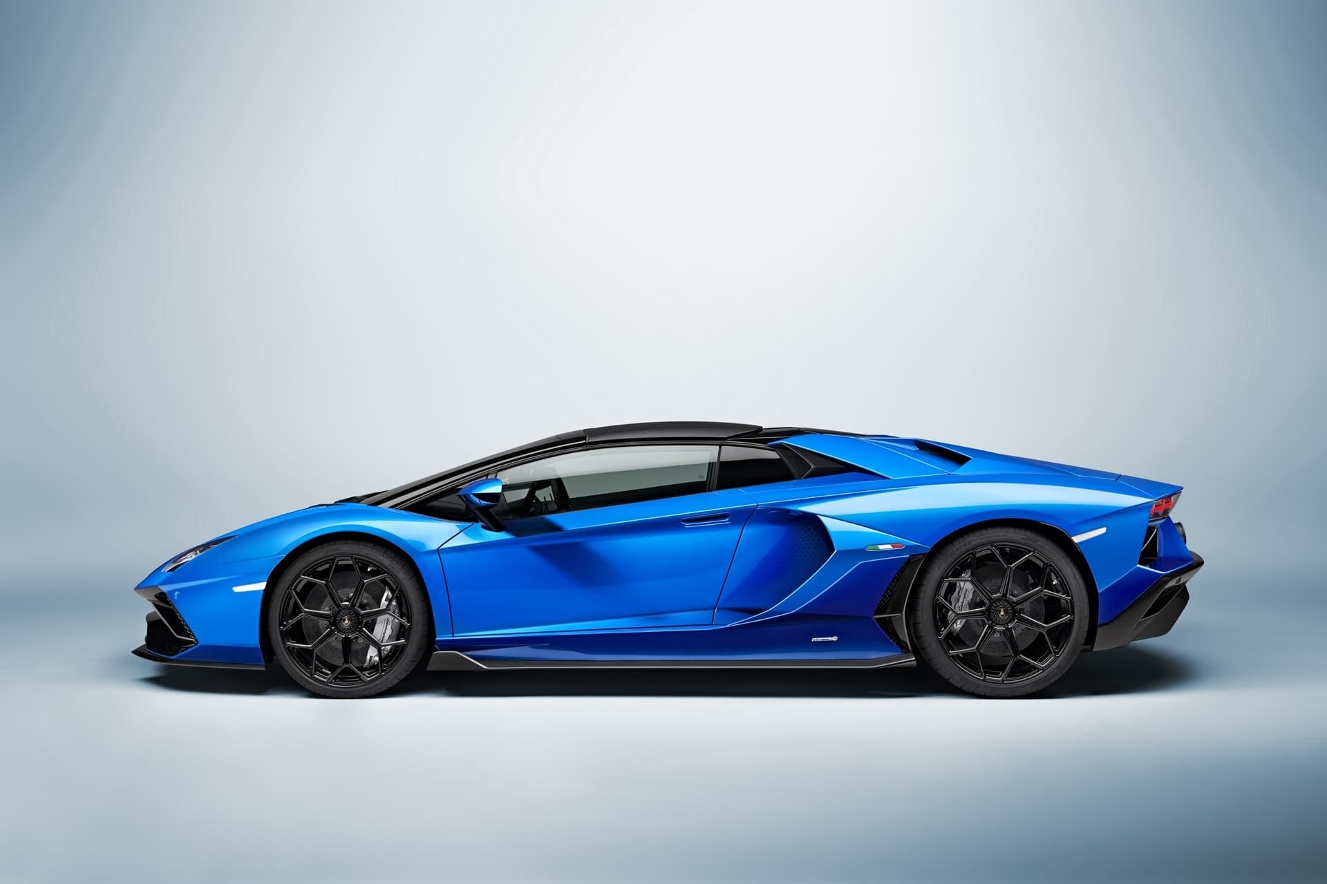 Perfil lateral del Aventador S en cautivador azul, realza su diseño aerodinámico.