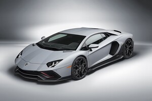 Vista angulada del Lamborghini Aventador S en color gris. Vista angulada del Lamborghini Aventador S en color gris.
