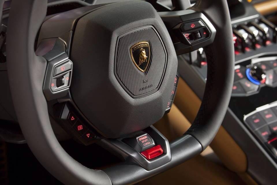 Detalle del volante del Huracán Evo con controles integrados de última generación.