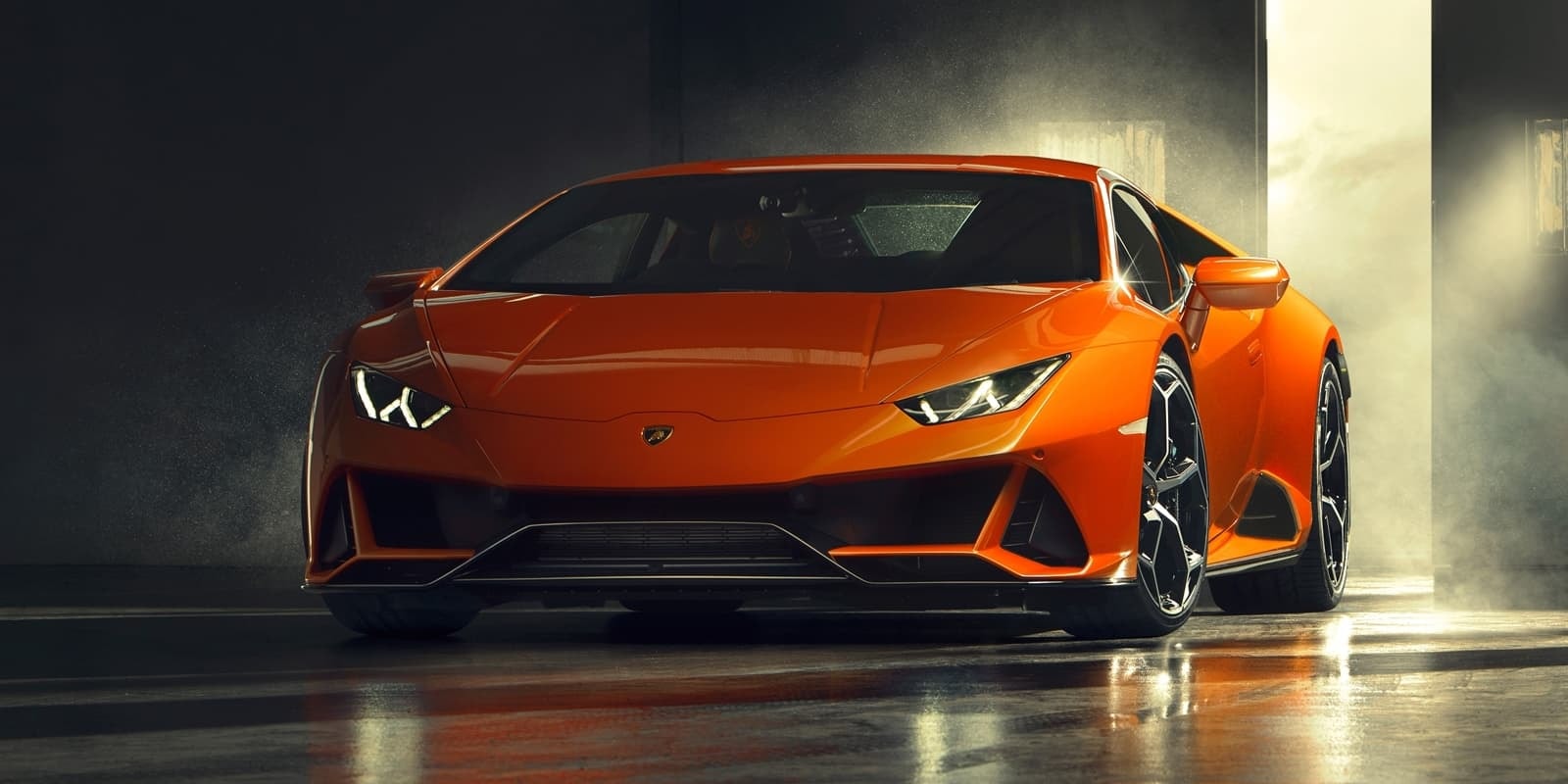 Imagen frontal del Lamborghini Huracán Evo mostrando su agresiva y majestuosa estética.