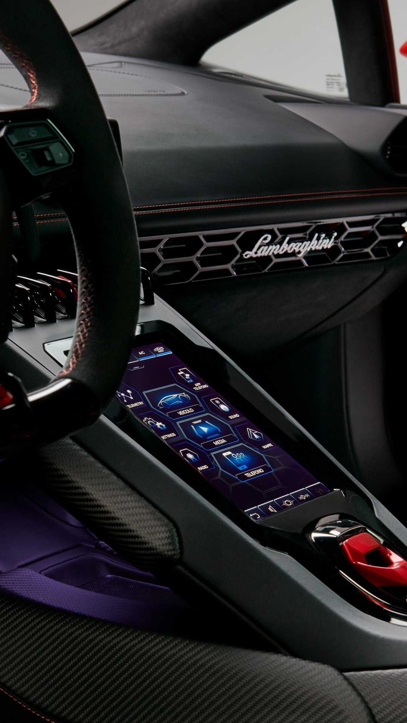 Consola central del Huracán Evo con pantalla táctil y controles refinados.