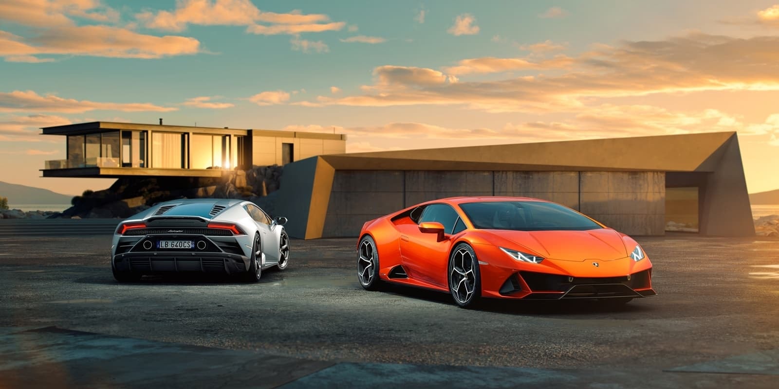 Dos Lamborghini Huracán Evo destacan ante una residencia moderna.