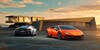 Dos Lamborghini Huracán Evo destacan ante una residencia moderna. Dos Lamborghini Huracán Evo destacan ante una residencia moderna.